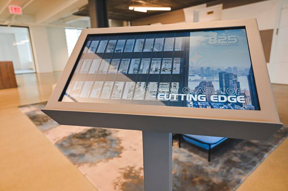 Harnessing the Power of Print and Digital Signage in a Multichannel Marketing Campaign